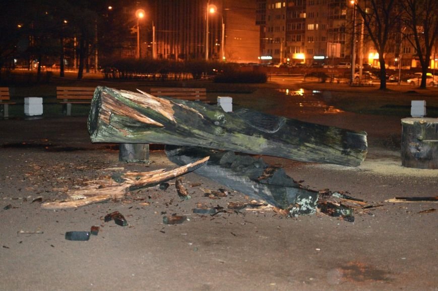 В Петербурге вандалы спилили четыре скульптуры корейских идолов Чансын (фото) - фото 1 В Петербурге вандалы спилили четыре скульптуры корейских идолов Чансын (фото) - фото 1
