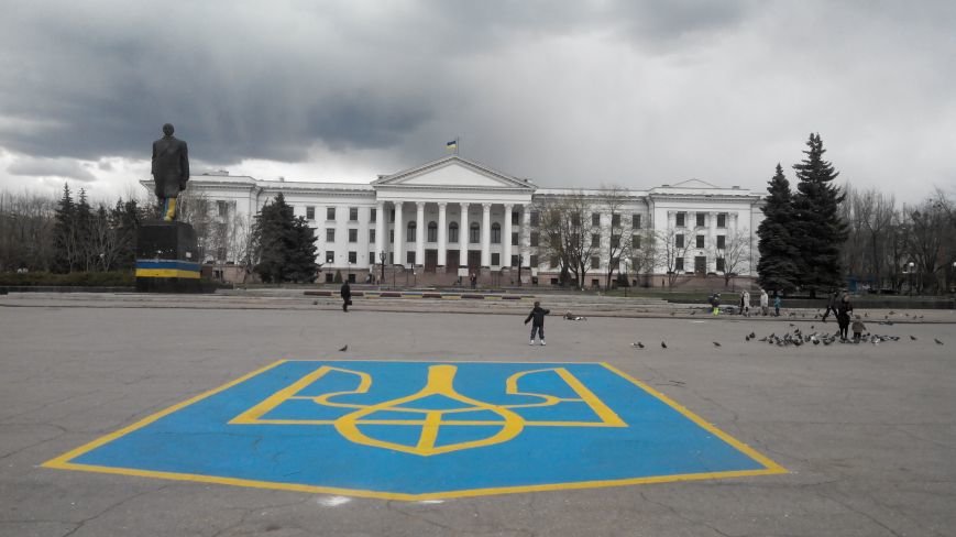 Центральную площадь Краматорска украсит 10-метровый герб Украины (ф... Центральную площадь Краматорска украсит 10-метровый герб Украины (фото) - фото 2