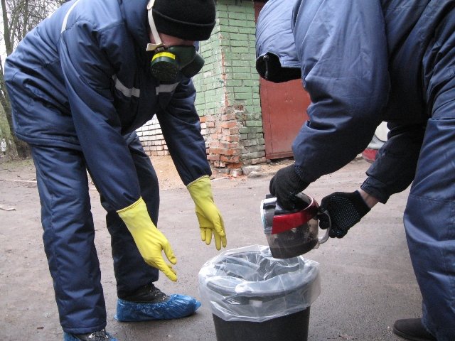 В одном из дворов Петербурга обнаружили 10 килограммов мусора с ртутью (фото) - фото 1 В одном из дворов Петербурга обнаружили 10 килограммов мусора с ртутью (фото) - фото 1