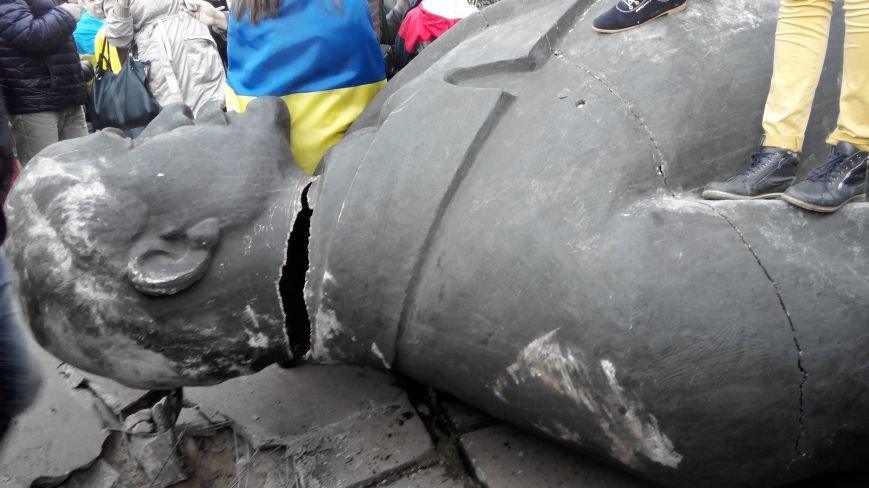 В Краматорске, где проходит шествие в поддержку Украины, убрали Ле... В Краматорске, где проходит шествие в поддержку Украины, убрали Ленина (ВИДЕО) (фото) - фото 6