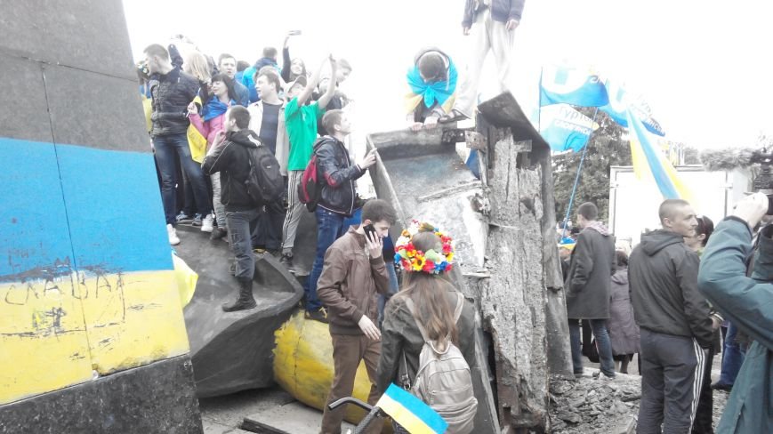 В Краматорске, где проходит шествие в поддержку Украины, убрали Ле... В Краматорске, где проходит шествие в поддержку Украины, убрали Ленина (ВИДЕО ОНЛАЙН) (фото) - фото 1