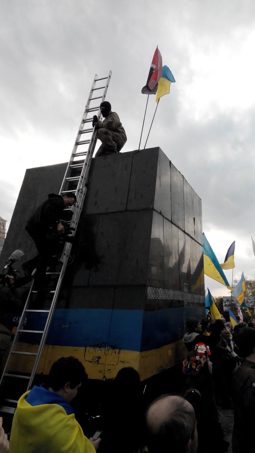 В Краматорске, где проходит шествие в поддержку Украины, убрали Ле... В Краматорске, где проходит шествие в поддержку Украины, убрали Ленина (ВИДЕО ОНЛАЙН) (фото) - фото 4