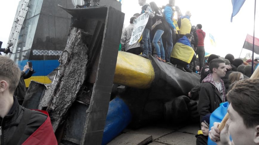 В Краматорске, где проходит шествие в поддержку Украины, убрали Ле... В Краматорске, где проходит шествие в поддержку Украины, убрали Ленина (ВИДЕО ОНЛАЙН) (фото) - фото 3