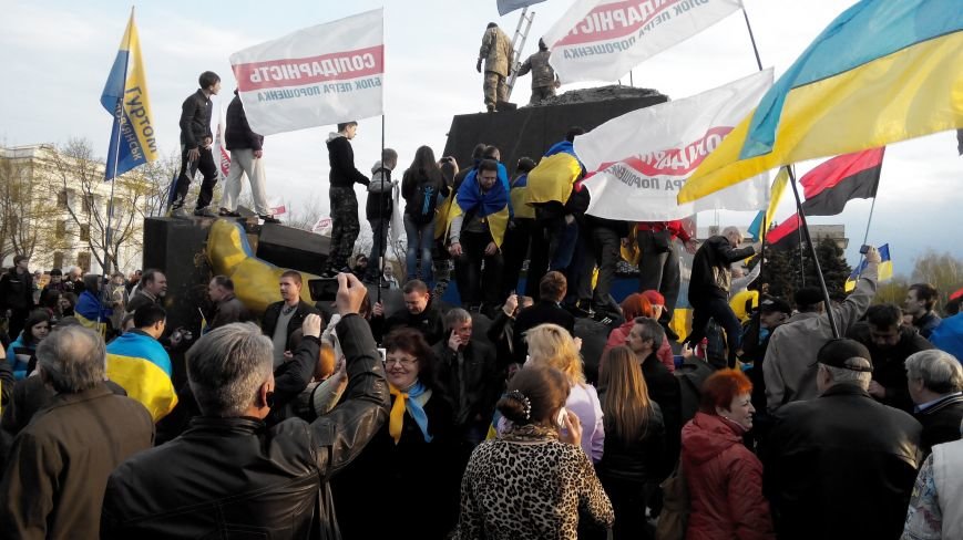 В Краматорске, где проходит шествие в поддержку Украины, убрали Ле... В Краматорске, где проходит шествие в поддержку Украины, убрали Ленина (ВИДЕО ОНЛАЙН) (фото) - фото 2