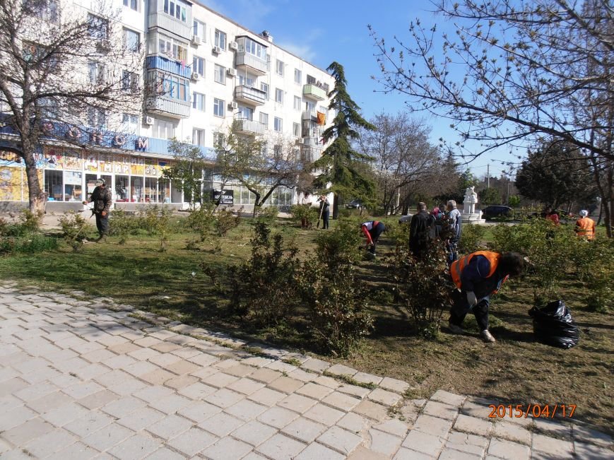 В Коктебеле состоялся субботник (фото) - фото 2 В Коктебеле состоялся субботник (фото) - фото 2