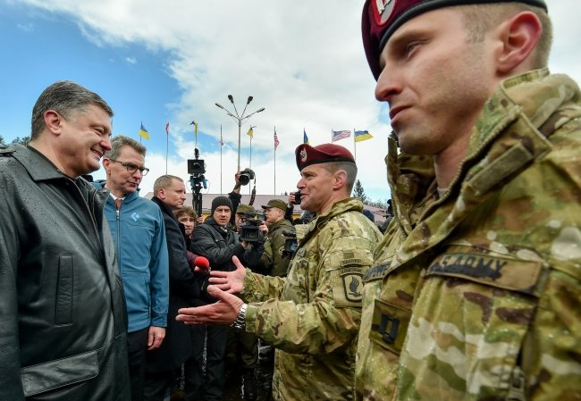 Селфі з американськими десантниками та обід у військові їдальні - ч... Селфі з американськими десантниками та обід у військові їдальні - чим займався Порошенко на Львівщині (ФОТОРЕПОРТАЖ) (фото) - фото 4