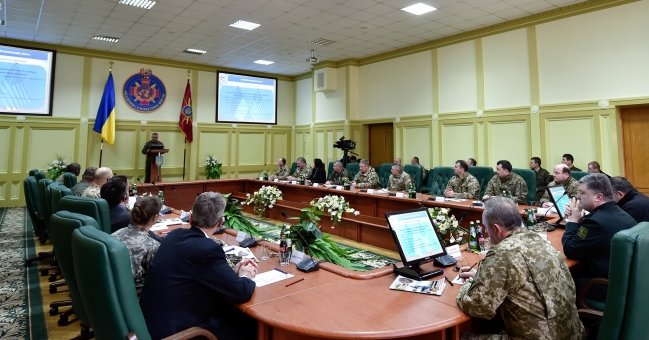Селфі з американськими десантниками та обід у військові їдальні - ч... Селфі з американськими десантниками та обід у військові їдальні - чим займався Порошенко на Львівщині (ФОТОРЕПОРТАЖ) (фото) - фото 6