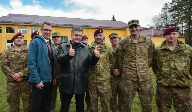 Селфі з американськими десантниками та обід у військові їдальні - ч... Селфі з американськими десантниками та обід у військові їдальні - чим займався Порошенко на Львівщині (ФОТОРЕПОРТАЖ) (фото) - фото 5