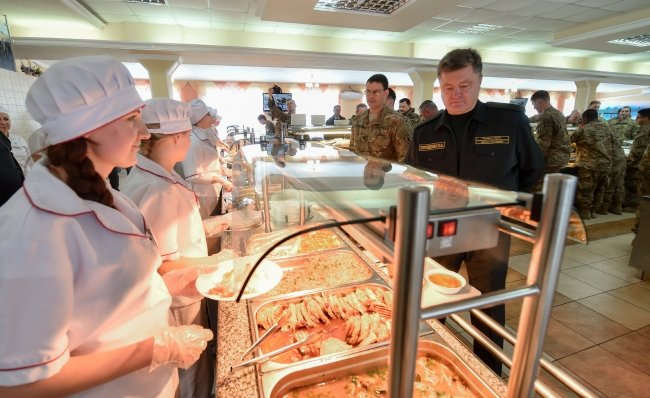 Селфі з американськими десантниками та обід у військові їдальні - ч... Селфі з американськими десантниками та обід у військові їдальні - чим займався Порошенко на Львівщині (ФОТОРЕПОРТАЖ) (фото) - фото 8