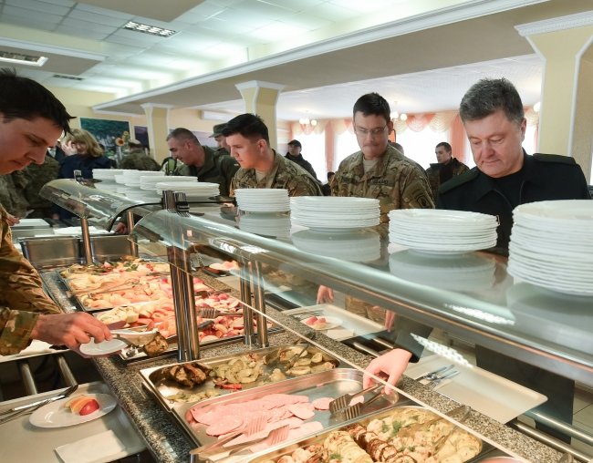 Селфі з американськими десантниками та обід у військові їдальні - ч... Селфі з американськими десантниками та обід у військові їдальні - чим займався Порошенко на Львівщині (ФОТОРЕПОРТАЖ) (фото) - фото 7