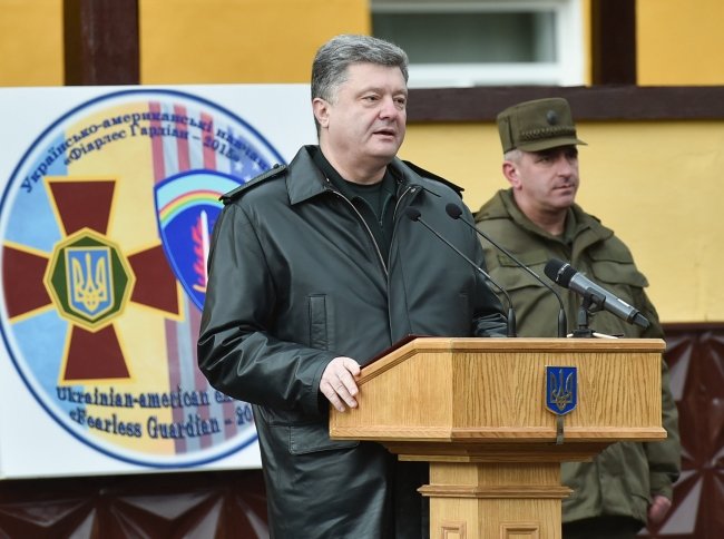 Селфі з американськими десантниками та обід у військові їдальні - ч... Селфі з американськими десантниками та обід у військові їдальні - чим займався Порошенко на Львівщині (ФОТОРЕПОРТАЖ) (фото) - фото 1