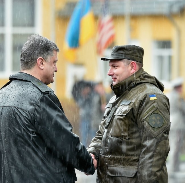 Селфі з американськими десантниками та обід у військові їдальні - ч... Селфі з американськими десантниками та обід у військові їдальні - чим займався Порошенко на Львівщині (ФОТОРЕПОРТАЖ) (фото) - фото 3