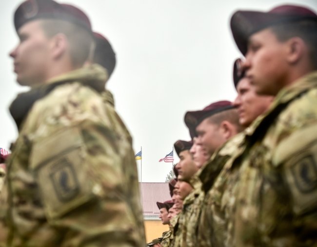 Селфі з американськими десантниками та обід у військові їдальні - ч... Селфі з американськими десантниками та обід у військові їдальні - чим займався Порошенко на Львівщині (ФОТОРЕПОРТАЖ) (фото) - фото 2