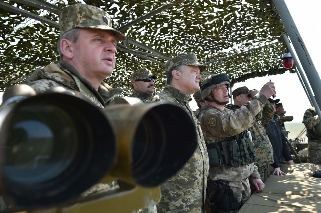 Порошенко испытал на ходу бронированный автомобиль «Спартан» на полигоне под Николаевом (фото) - фото 2 Порошенко испытал на ходу бронированный автомобиль «Спартан» на полигоне под Николаевом (фото) - фото 2