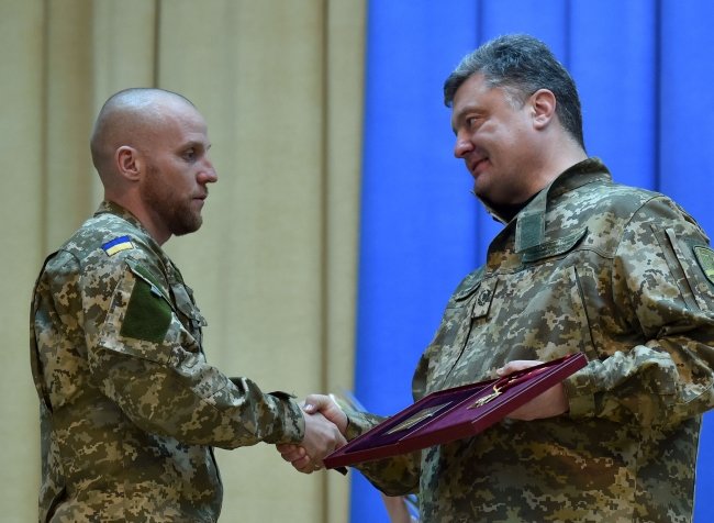 Президент Украины наградил николаевского «киборга» орденом Богдана Хмельницкого I степени (фото) - фото 1 Президент Украины наградил николаевского «киборга» орденом Богдана Хмельницкого I степени (фото) - фото 1