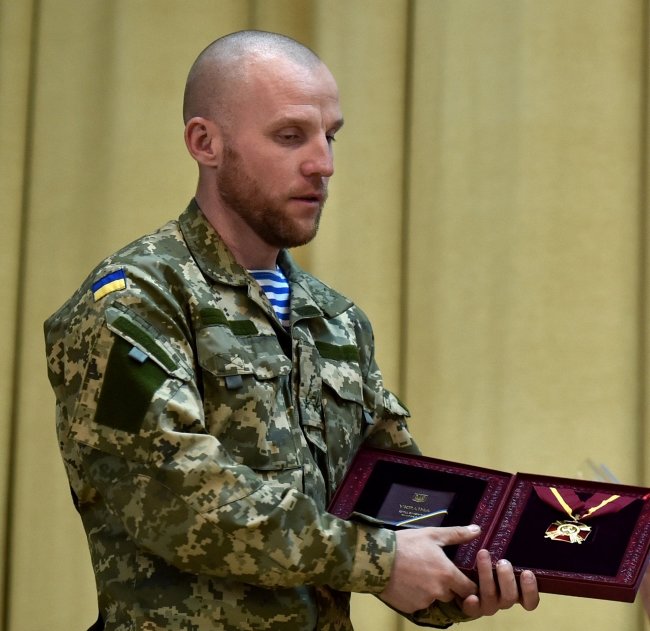 Президент Украины наградил николаевского «киборга» орденом Богдана Хмельницкого I степени (фото) - фото 2 Президент Украины наградил николаевского «киборга» орденом Богдана Хмельницкого I степени (фото) - фото 2
