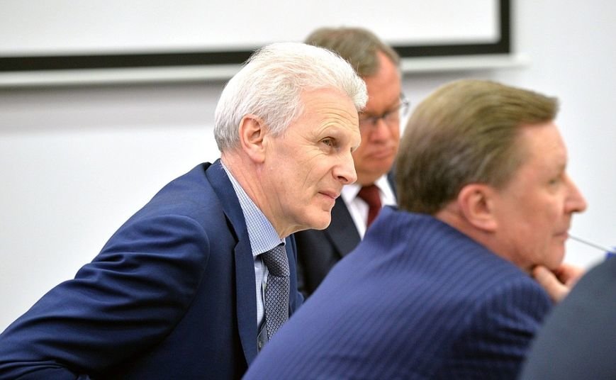Владимир Путин встретился со студентами Высшей школы менеджмента СПбГУ (фото) - фото 1 Владимир Путин встретился со студентами Высшей школы менеджмента СПбГУ (фото) - фото 1