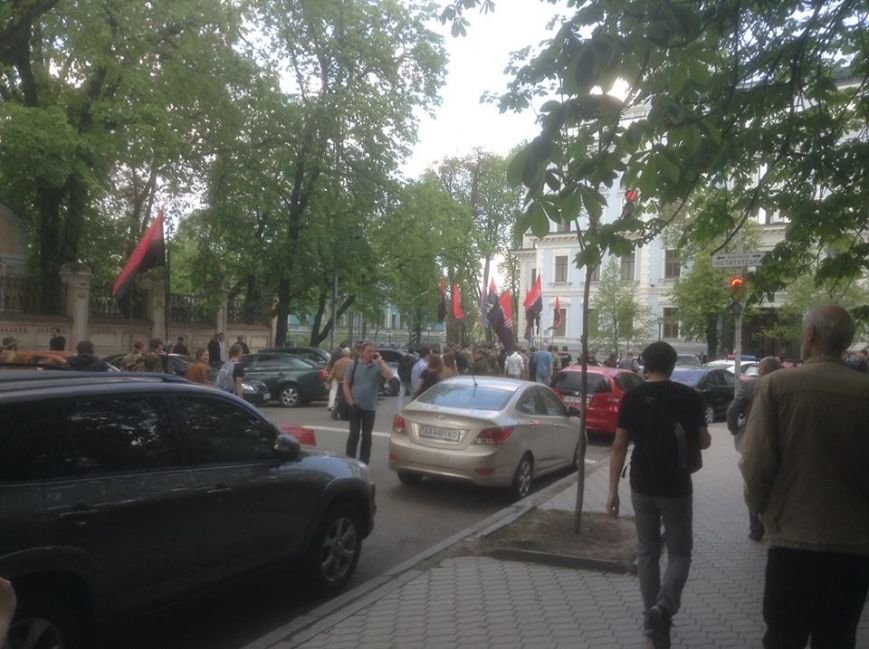 В Киеве активисты “Правого сектора” пообщались с представителем Президента и разошлись (ФОТО, ВИДЕО) (фото) - фото 2 В Киеве активисты “Правого сектора” пообщались с представителем Президента и разошлись (ФОТО, ВИДЕО) (фото) - фото 2
