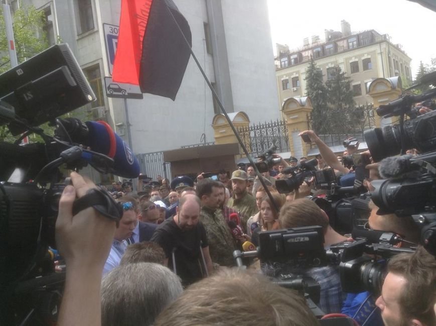 В Киеве активисты “Правого сектора” пообщались с представителем Президента и разошлись (ФОТО, ВИДЕО) (фото) - фото 1 В Киеве активисты “Правого сектора” пообщались с представителем Президента и разошлись (ФОТО, ВИДЕО) (фото) - фото 1
