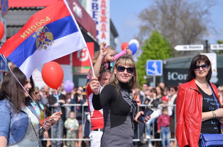 Какая сегодня прошла. Луганск 2014 демонстрации. Демонстрация 1 мая в Луганске 2015. Одежда для Луганска и Донецка.