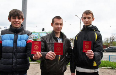 В «ЛНР» 16-летним начали выдавать паспорта «республики» (ФОТО) (фот... В «ЛНР» 16-летним начали выдавать паспорта «республики» (ФОТО) (фото) - фото 2