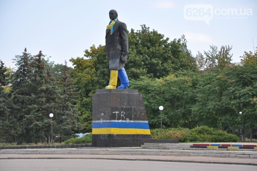Общественники украсили постамент на центральной площади Краматорска... Общественники украсили постамент на центральной площади Краматорска (фото) - фото 3