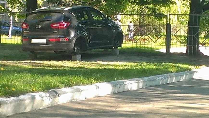 Ночной сюрприз: в Красноармейске неизвестные снимают колеса с авто (фото) - фото 1 Ночной сюрприз: в Красноармейске неизвестные снимают колеса с авто (фото) - фото 1