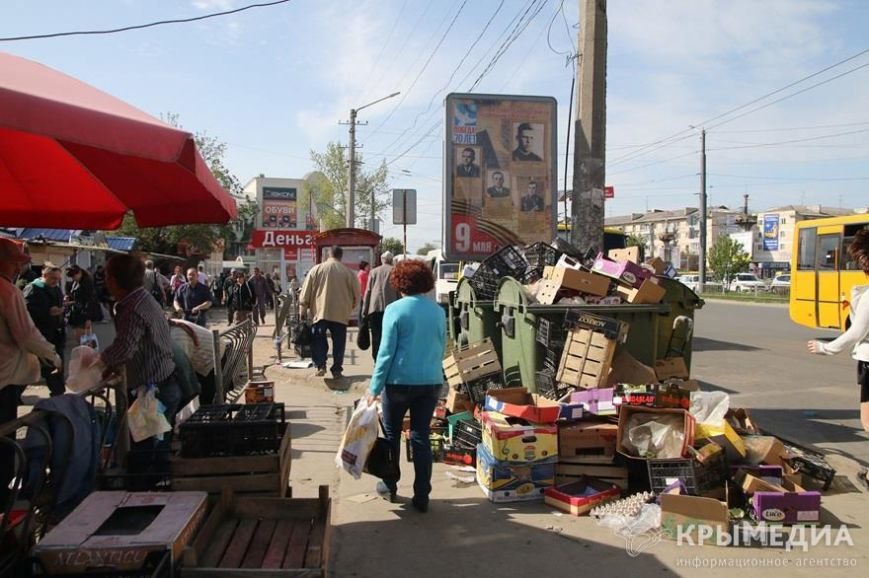 В центре Симферополя под портретами героев войны устроили свалку (Ф... В центре Симферополя под портретами героев войны устроили свалку (ФОТОФАКТ) (фото) - фото 2