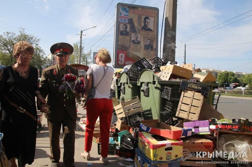 В центре Симферополя под портретами героев войны устроили свалку (Ф... В центре Симферополя под портретами героев войны устроили свалку (ФОТОФАКТ) (фото) - фото 1