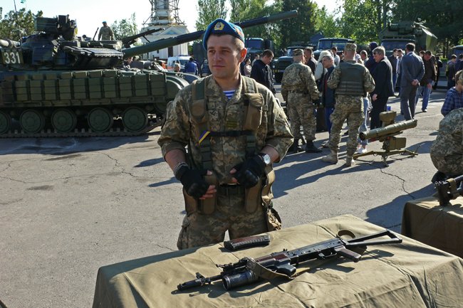 Николаевцам показали военную технику и разрешили прицелиться (ФОТОРЕПОРТАЖ) (фото) - фото 9 Николаевцам показали военную технику и разрешили прицелиться (ФОТОРЕПОРТАЖ) (фото) - фото 9
