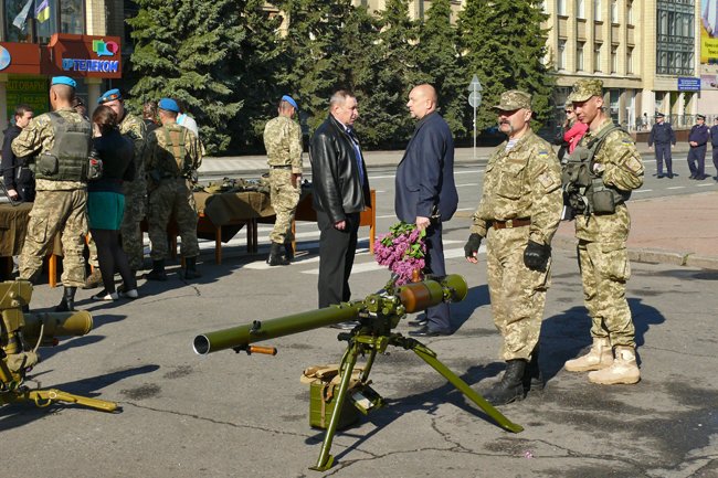 Николаевцам показали военную технику и разрешили прицелиться (ФОТОРЕПОРТАЖ) (фото) - фото 7 Николаевцам показали военную технику и разрешили прицелиться (ФОТОРЕПОРТАЖ) (фото) - фото 7
