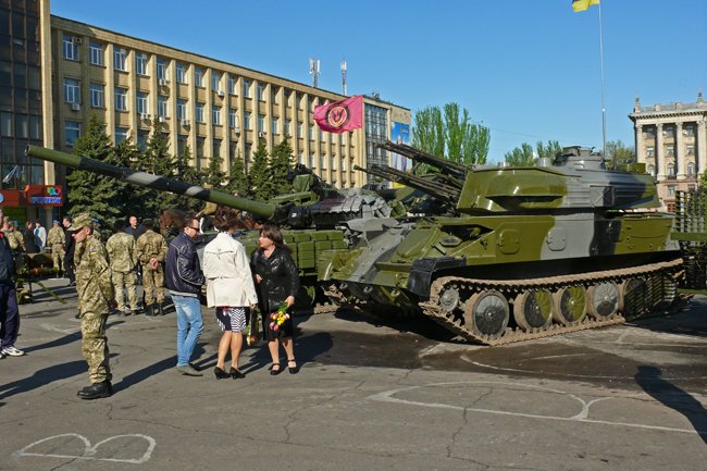 Николаевцам показали военную технику и разрешили прицелиться (ФОТОРЕПОРТАЖ) (фото) - фото 5 Николаевцам показали военную технику и разрешили прицелиться (ФОТОРЕПОРТАЖ) (фото) - фото 5