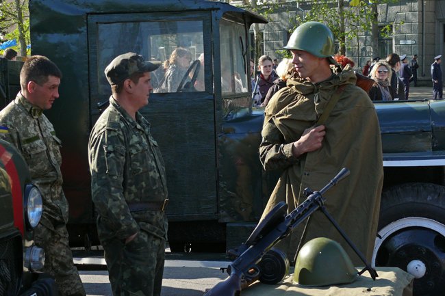 Николаевцам показали военную технику и разрешили прицелиться (ФОТОРЕПОРТАЖ) (фото) - фото 11 Николаевцам показали военную технику и разрешили прицелиться (ФОТОРЕПОРТАЖ) (фото) - фото 11