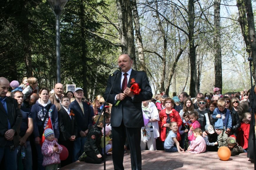 В Троицке прошел митинг, шествие и возложение цветов к мем..., фото-4 В Троицке прошел митинг, шествие и возложение цветов к мемориалу в честь Дня Победы (ФОТО), фото-4
