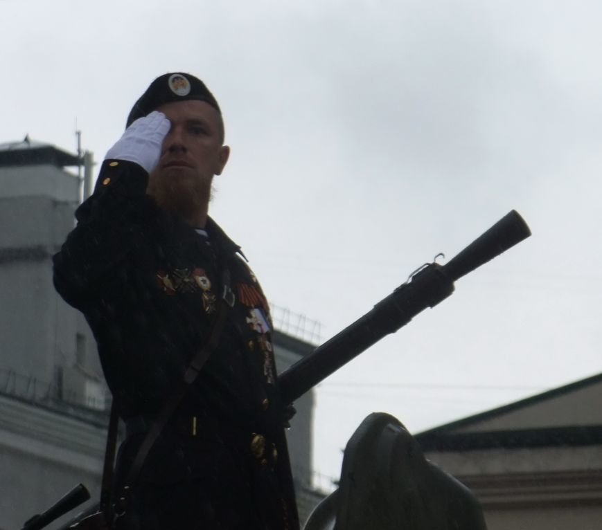 За парадом незаконных вооруженных формирований в Донецке наблюдали представители ОБСЕ (ФОТО, ВИДЕО) (фото) - фото 4 За парадом незаконных вооруженных формирований в Донецке наблюдали представители ОБСЕ (ФОТО, ВИДЕО) (фото) - фото 4
