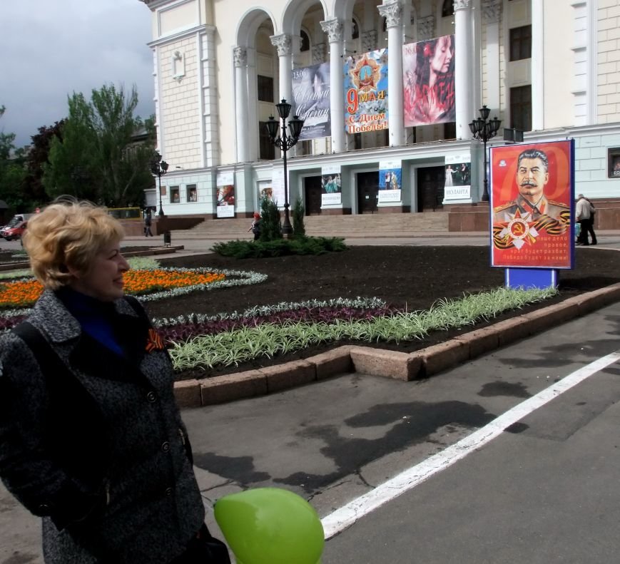 За парадом незаконных вооруженных формирований в Донецке наблюдали представители ОБСЕ (ФОТО, ВИДЕО) (фото) - фото 5 За парадом незаконных вооруженных формирований в Донецке наблюдали представители ОБСЕ (ФОТО, ВИДЕО) (фото) - фото 5