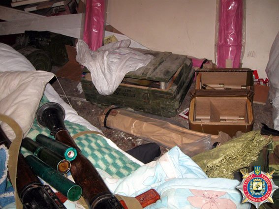 В Красноармейске обнаружен склад оружия: 6 гранатометов, 38 гранаи... В Красноармейске обнаружен склад оружия: 6 гранатометов, 38 гранаи и 12 тыс. патронов (ФОТО) (фото) - фото 2