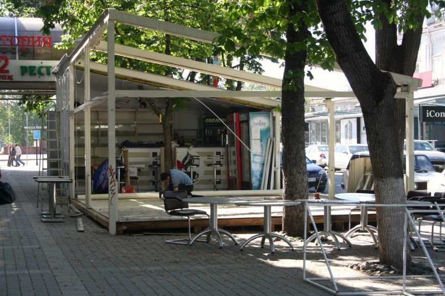 В центре Симферополя предприниматели добровольно сносят летнее кафе... В центре Симферополя предприниматели добровольно сносят летнее кафе (ФОТОФАКТ) (фото) - фото 2