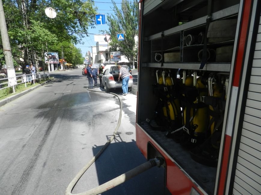 В центре Херсона спасатели ликвидировали задымление иномарки (фото) - фото 1