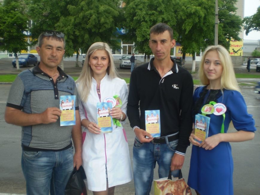 Павлоградцам прямо на улицах рассказывали, как сохранить репродуктивное здоровье (фото) - фото 2 Павлоградцам прямо на улицах рассказывали, как сохранить репродуктивное здоровье (фото) - фото 2