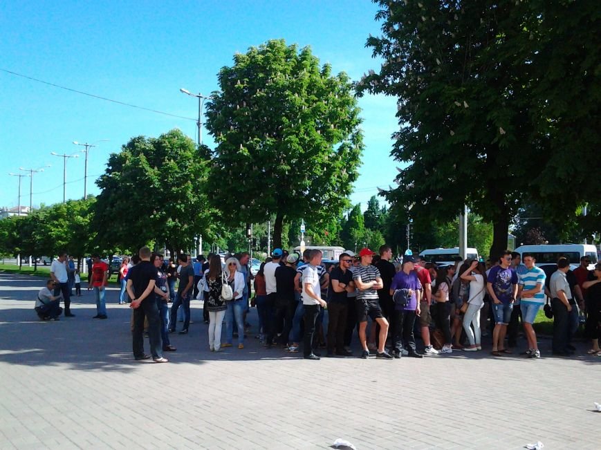 В Запорожье предприниматели «штурмуют» кабинет мэра, требуя оставит... В Запорожье предприниматели «штурмуют» кабинет мэра, требуя оставить на должности главного рыночника (ФОТО) (фото) - фото 1