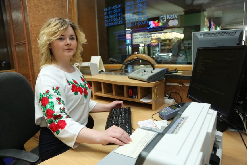 У День вишиванки квиткові касири залізничного вокзалу тимчасово змі... У День вишиванки квиткові касири залізничного вокзалу тимчасово змінили форму (фото) - фото 1