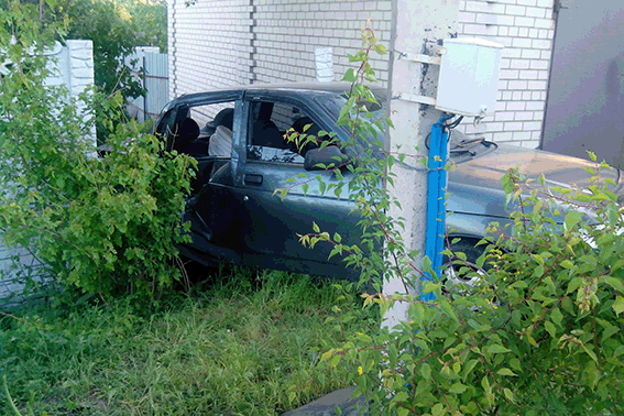 В Луганской области трактор наехал на авто, в котором был годовалый... В Луганской области трактор наехал на авто, в котором был годовалый ребенок (фото) - фото 1