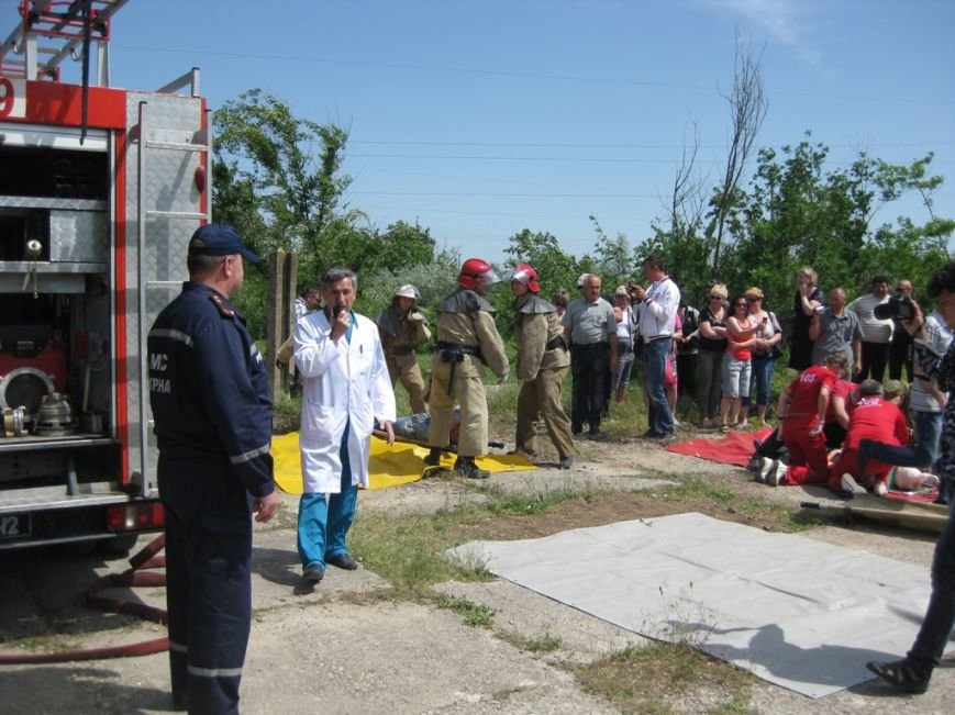 В Скадовске спасатели отрабатывали учебную тревогу (фото) (фото) -... В Скадовске спасатели отрабатывали учебную тревогу (фото) (фото) - фото 3