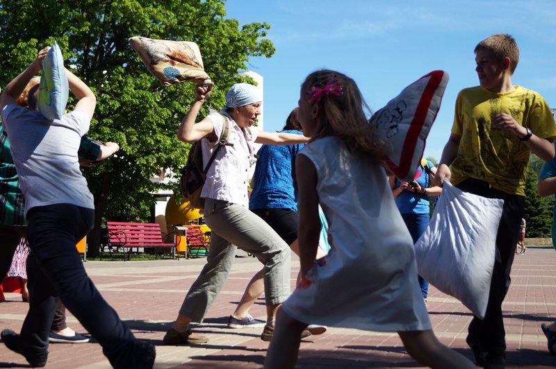 Участники фестиваля уличных искусств «Белая маска» подрались подушками (фото) - фото 1