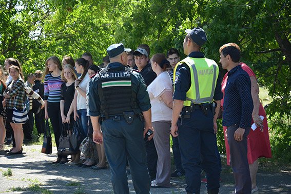 В Николаеве эвакуировали школьников из-за «угрозы» взрыва (фото) - фото 1 В Николаеве эвакуировали школьников из-за «угрозы» взрыва (фото) - фото 1