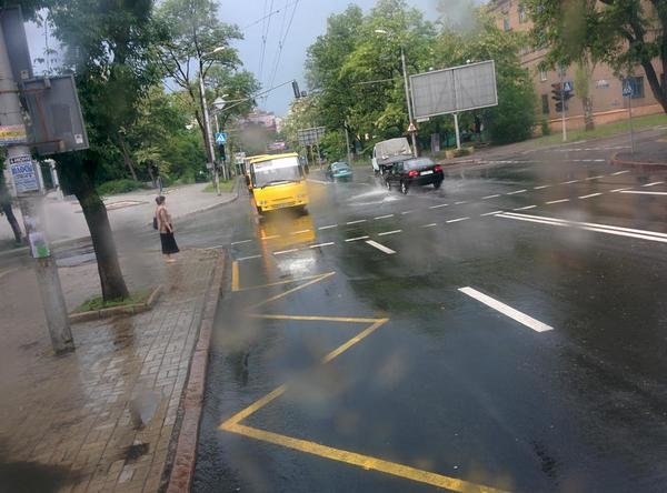 В Донецке дождь парализовал движение общественного транспорта (ФОТО) (фото) - фото 1 В Донецке дождь парализовал движение общественного транспорта (ФОТО) (фото) - фото 1