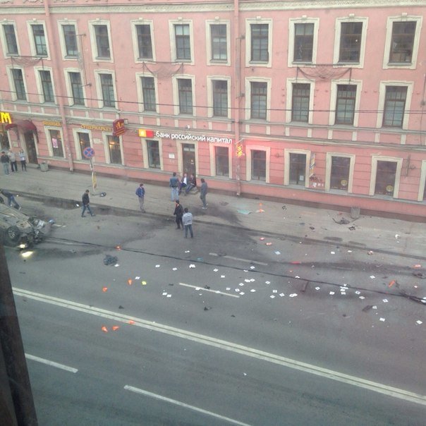 В Петербурге в результате столкновения двух такси серьезно пострадали четыре человека (фото) - фото 1 В Петербурге в результате столкновения двух такси серьезно пострадали четыре человека (фото) - фото 1