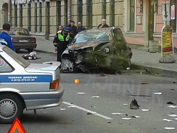 В Петербурге в результате столкновения двух такси серьезно пострадали четыре человека (фото) - фото 1 В Петербурге в результате столкновения двух такси серьезно пострадали четыре человека (фото) - фото 1