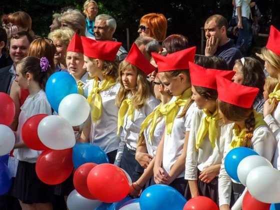 Последний звонок в «ДНР»: пионеры, кокошники и новые табеля (фото)... Последний звонок в «ДНР»: пионеры, кокошники и новые табеля (фото) - фото 2